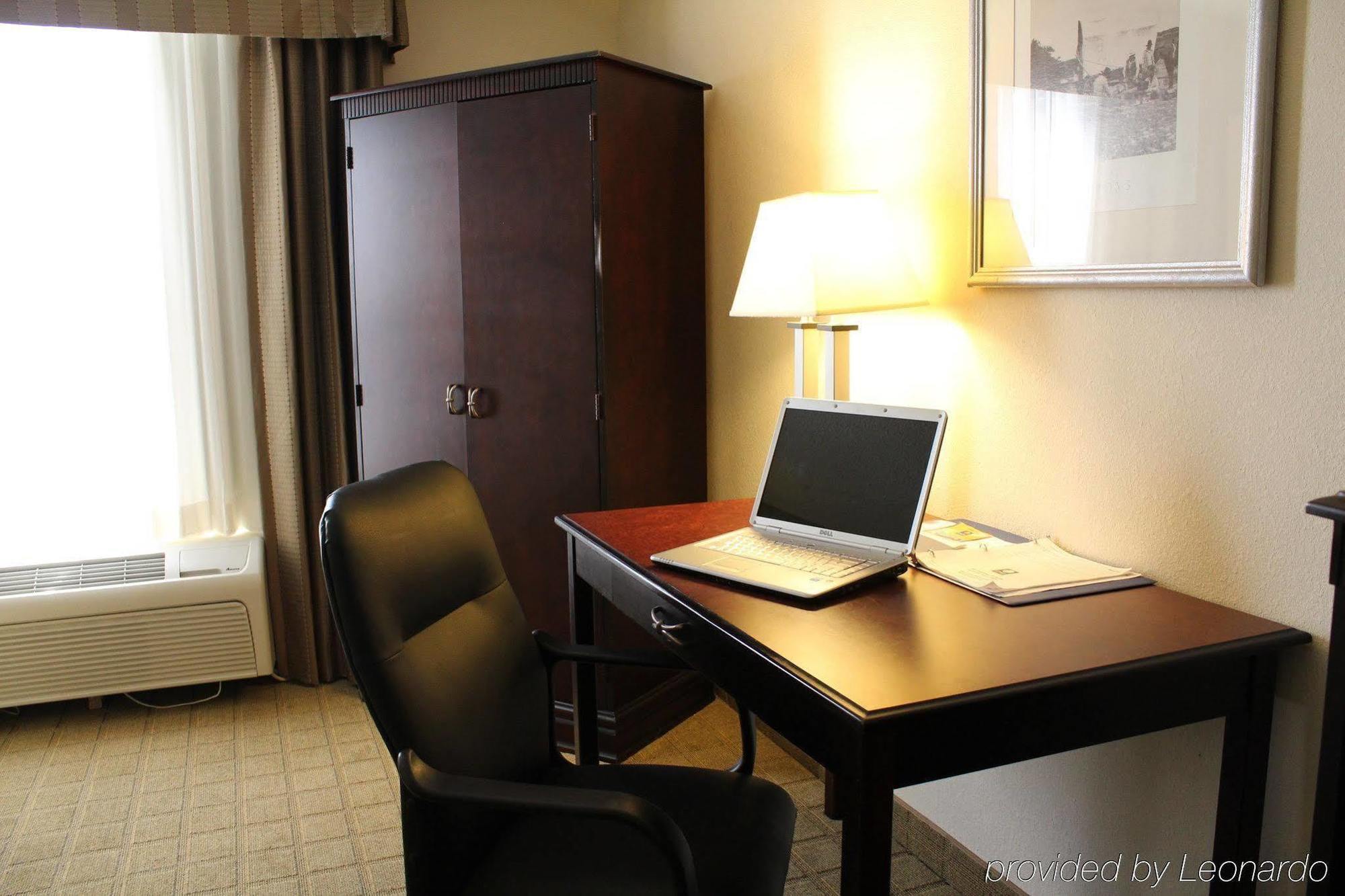 La Quinta By Wyndham Denison - North Lake Texoma Room photo